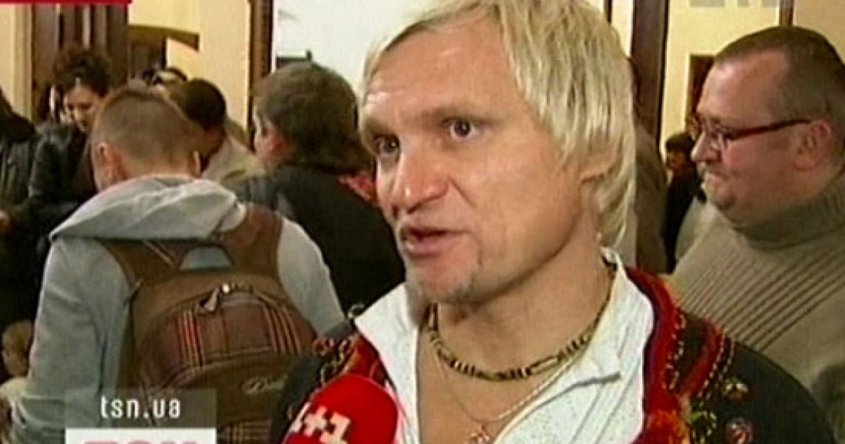 Музикант загнав свій мотоцикл у гараж