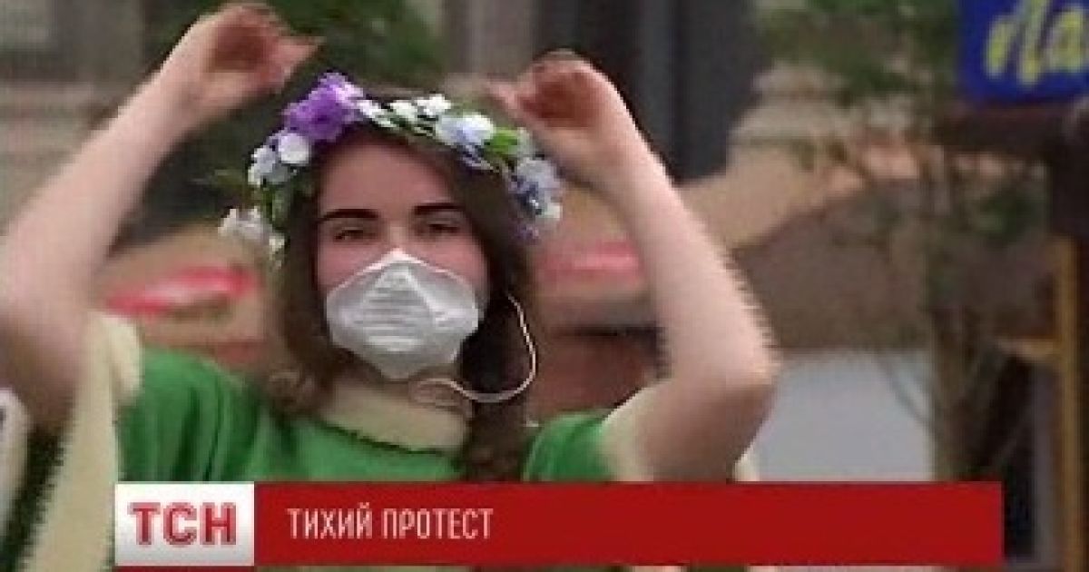 Києвом пройшли активісти на ходулях та у незвичайних костюмах