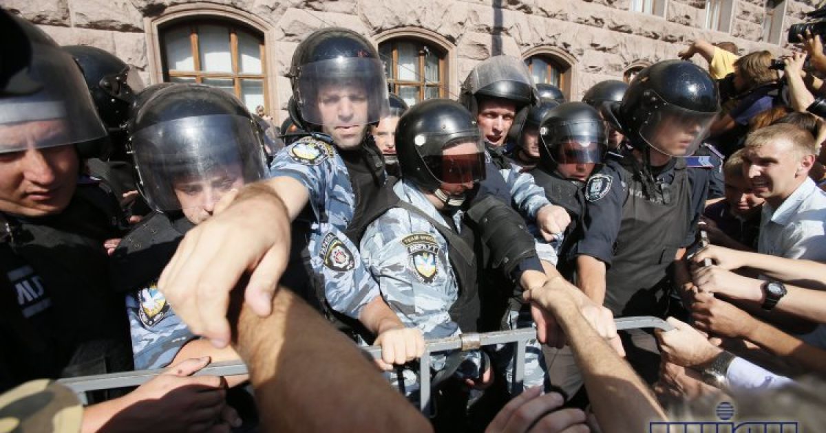 Під Київрадою відбулася запекла бійка / © УНІАН