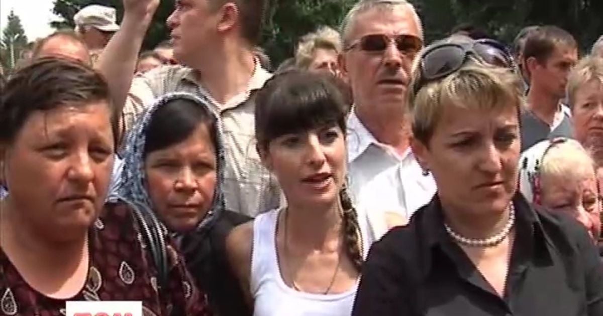 Люди тримають врадіївську міліцію в облозі