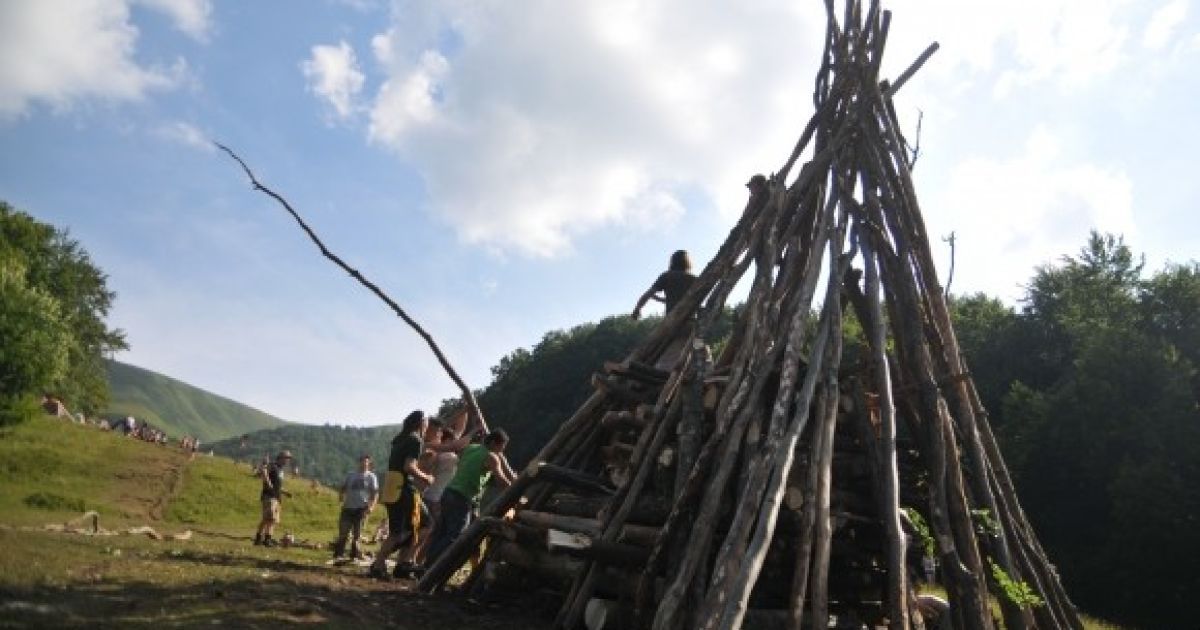 На Закарпатті свято Івана Купала відзначили "голими танцями" біля ватри / © galinfo.com.ua
