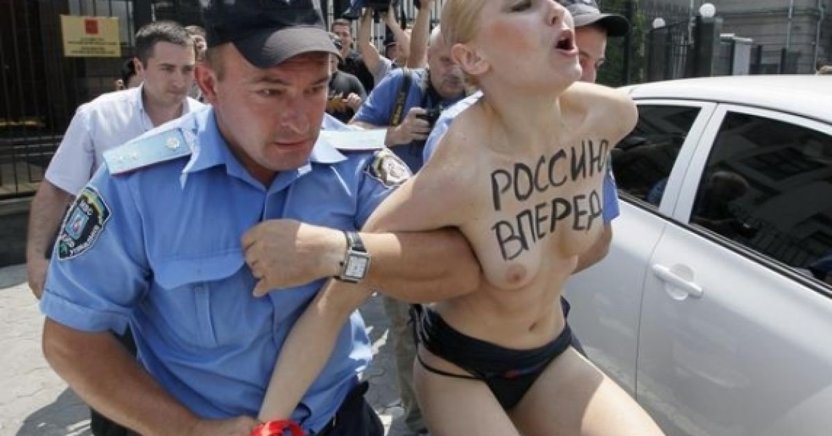Активістка FEMEN вдавала з себе гімнастку та освідчувалася Путіну / © http://twitter.com/mrskutcher