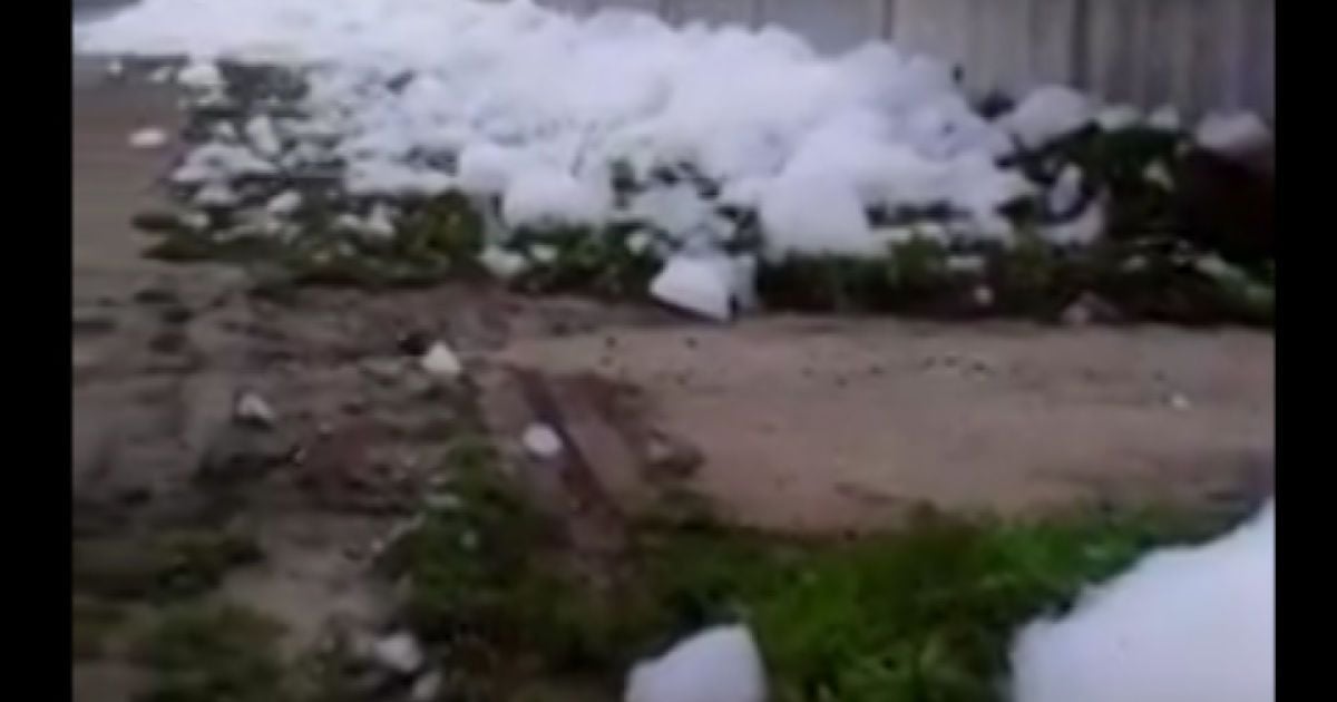 Піна вкрила вулиці Новомосковська.