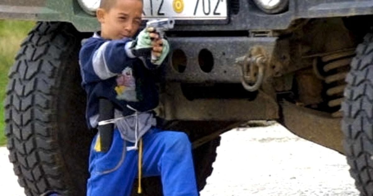 Поліція увірвалася в школу через перестрілку з іграшкової зброї.