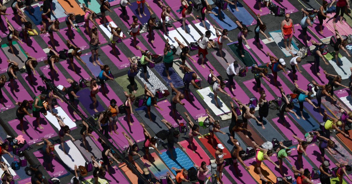 В центрі Манхеттена цілий день медитують йоги. / © Фото EPA/UPG