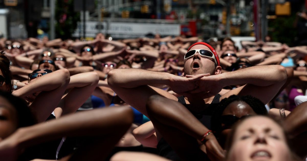 В центрі Манхеттена цілий день медитують йоги. / © Фото EPA/UPG