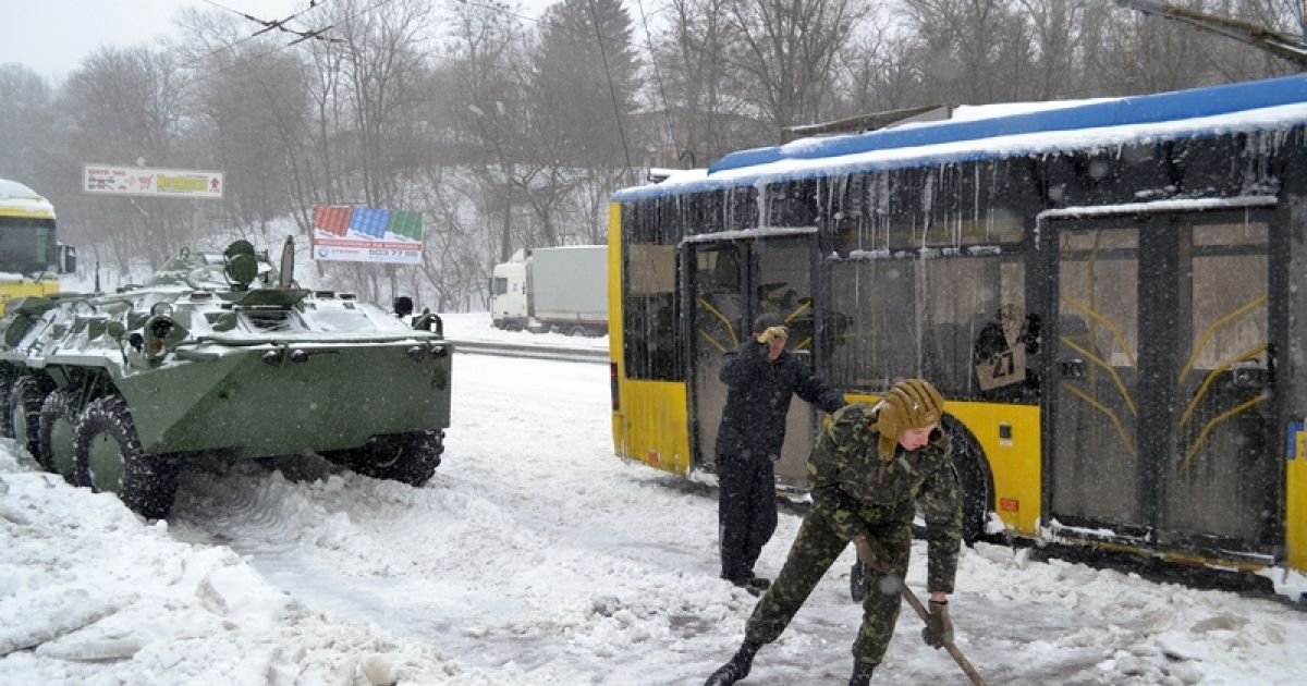 В Киеве со стихией воюют президентские БТРы / © Міністерство оборони