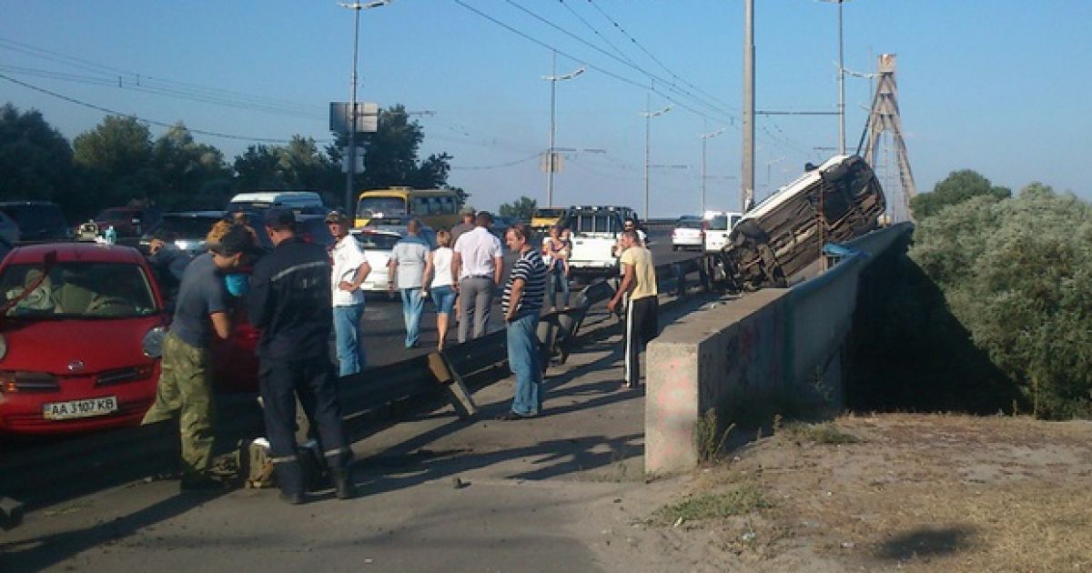 Відео ДТП на Московському мосту з'явилося в мережі