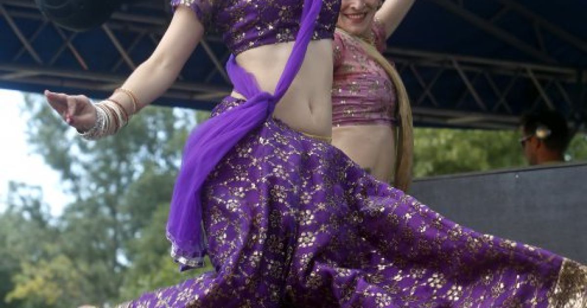 Кияни кидали один в одного фарбою / © УНІАН