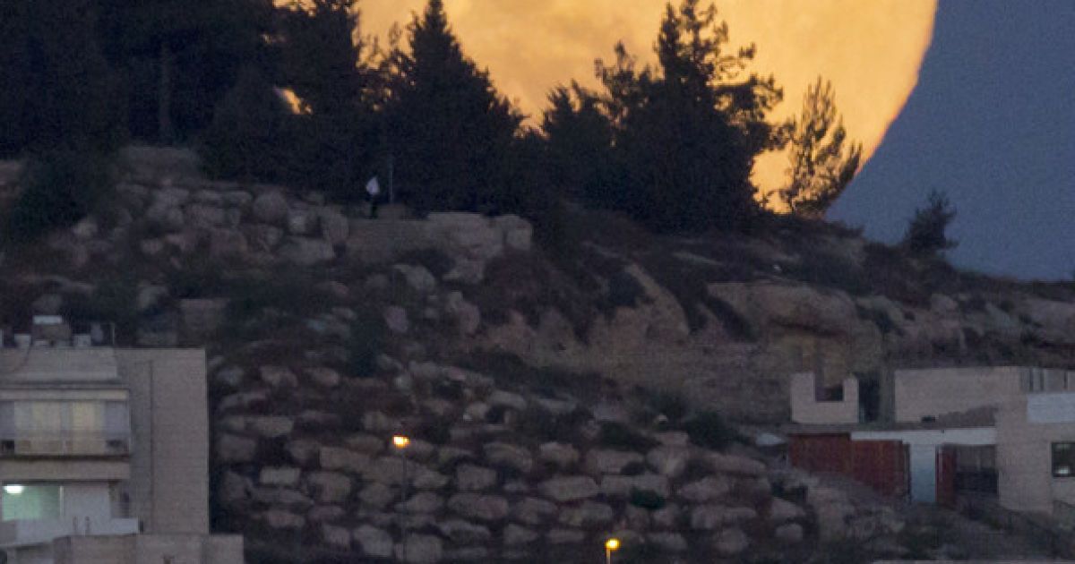 Супермісяць 2013 / © Фото EPA/UPG