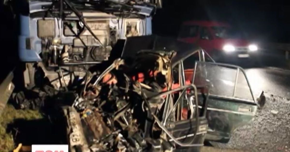 Машина перетворилася у купу металобрухту