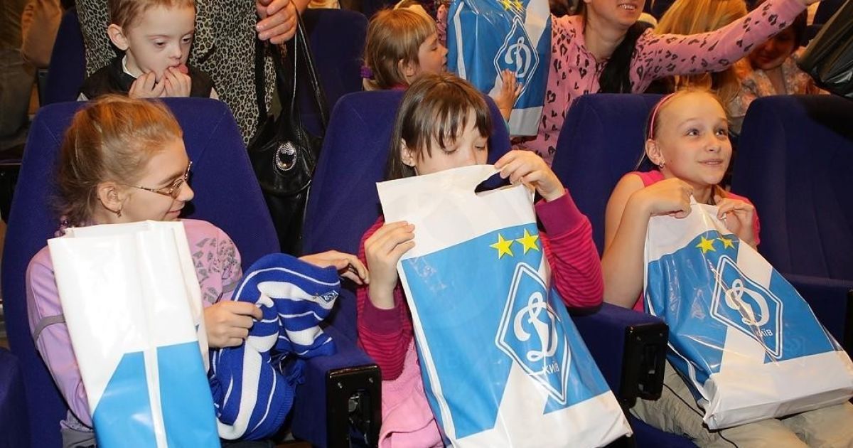 "Динамо" подарувало дітям Чорнобиля презенти / © fcdynamo.kiev.ua