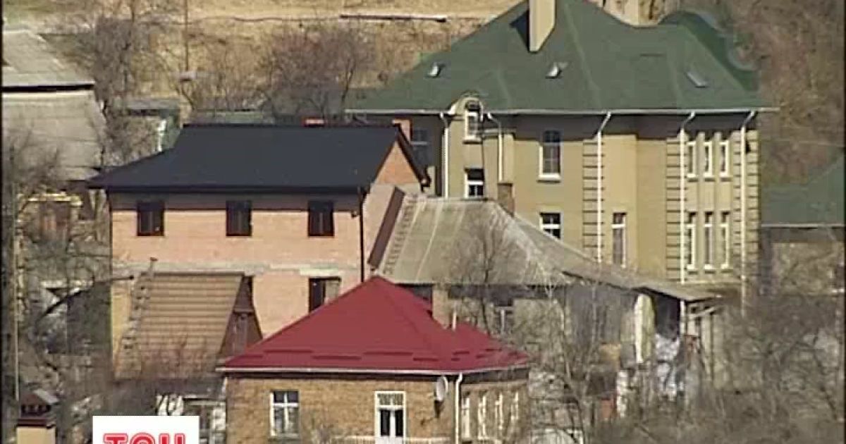 Жінку виганяють із її оселі і землі