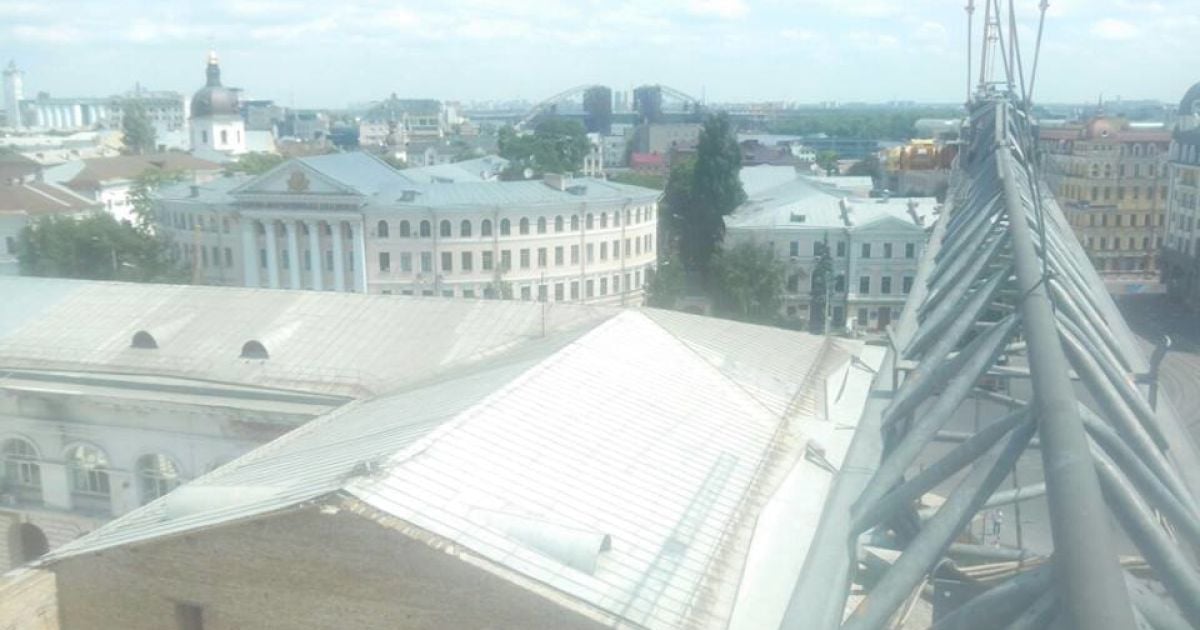 Активістів злізли з крану на Подолі біля Гостиного двору