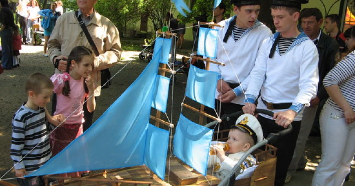 У Криму відбувся парад дитячих візочків