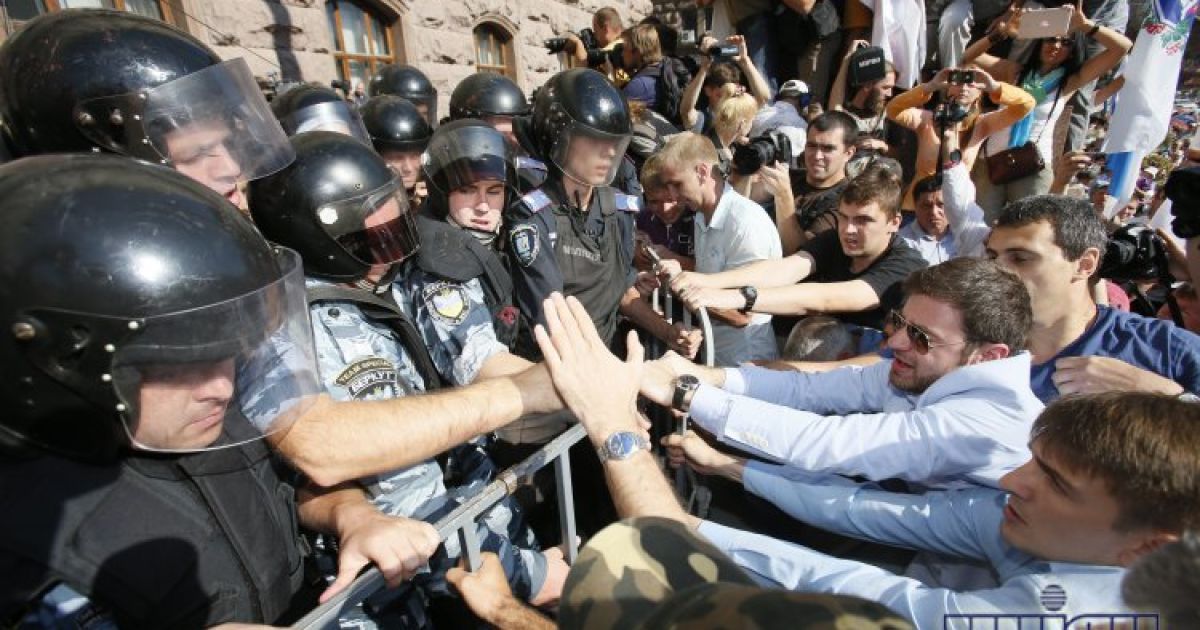 Під Київрадою відбулася запекла бійка / © УНІАН