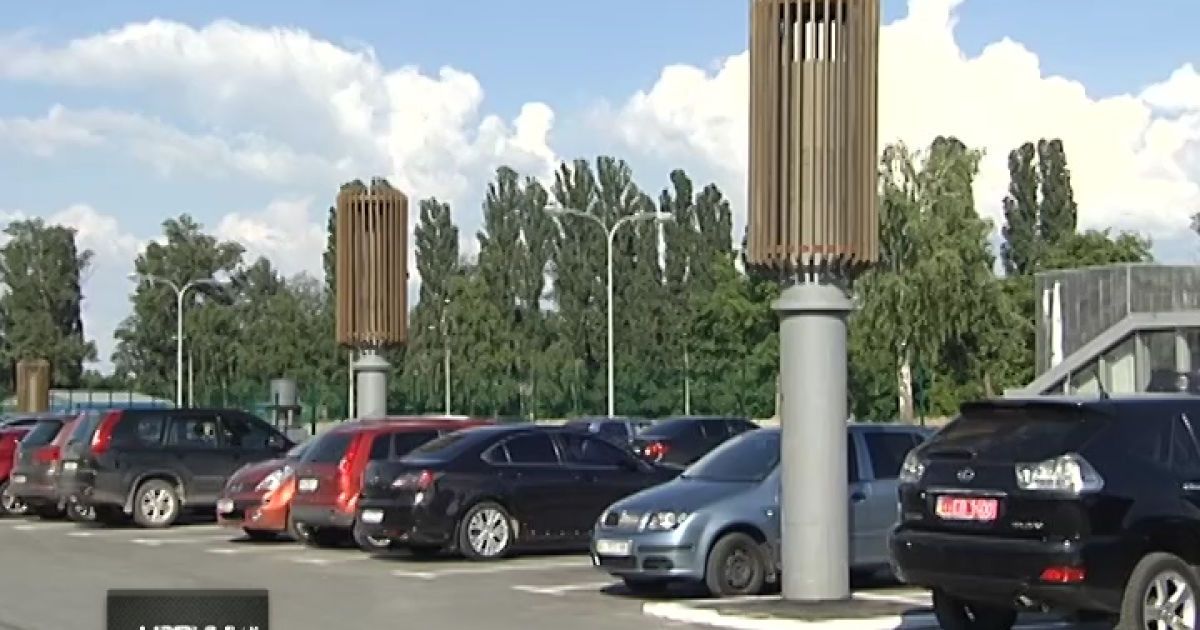 Перші спроби реалізації проекту є парковка на в&#039;їзді до столиці