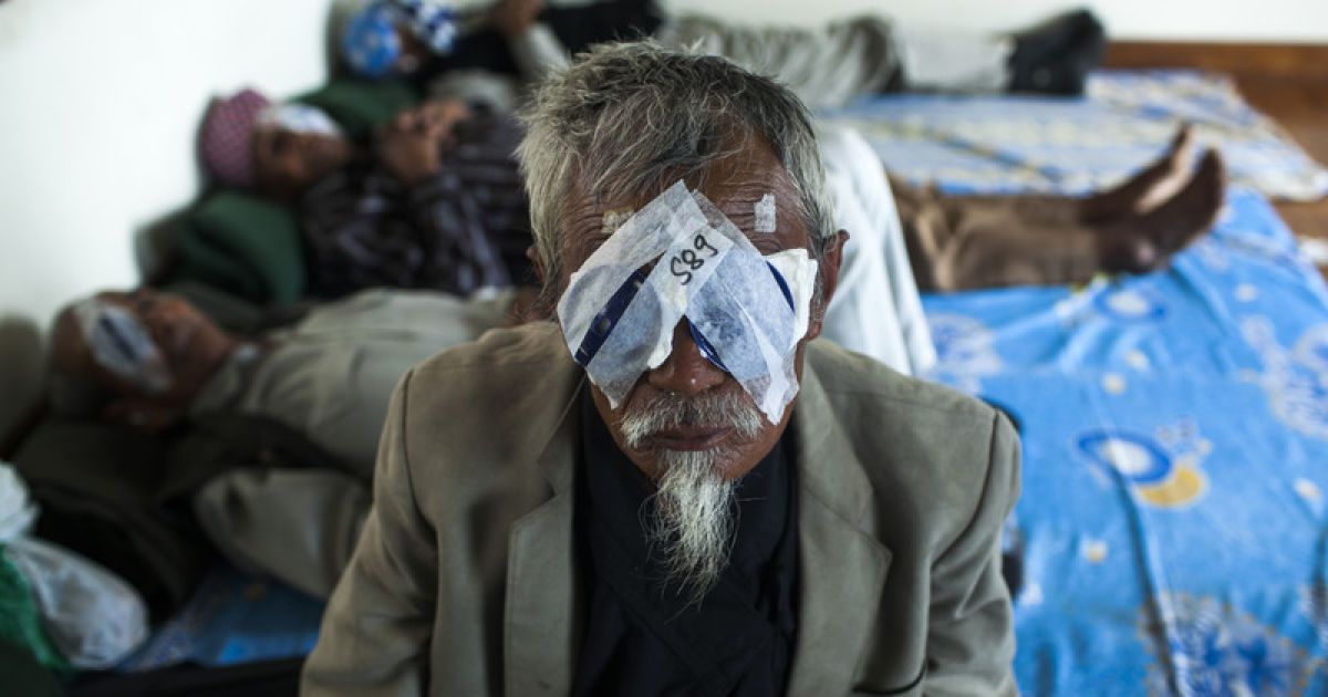 У Великобританії начилися повертати зір, втрачений через закупорку вени сітківки.