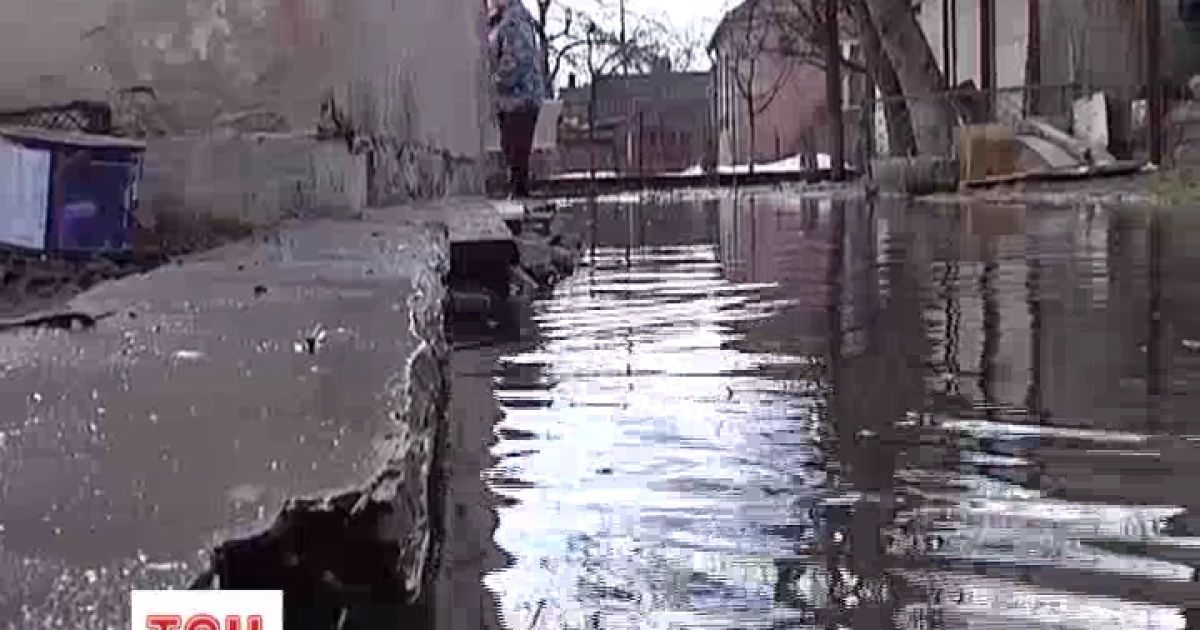 Люди борються із водою відрами