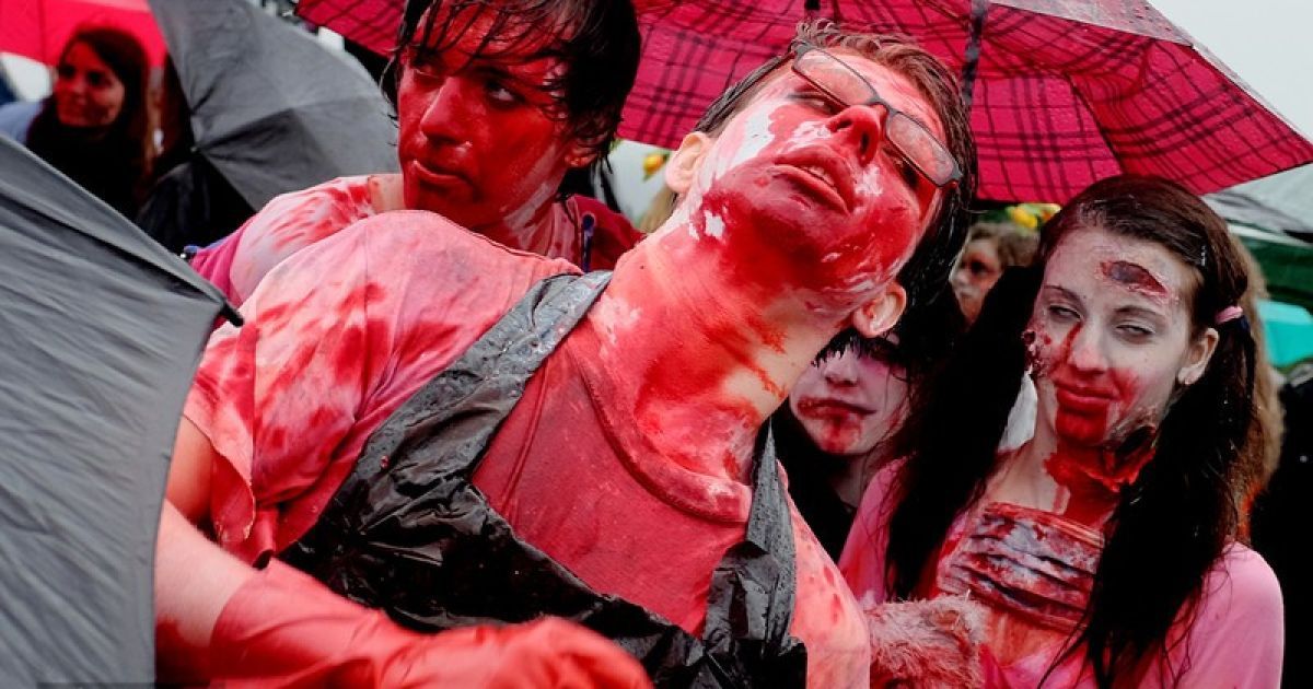 Злива не спинила зомбі-навалу у столиці Чехії / © Фото EPA/UPG