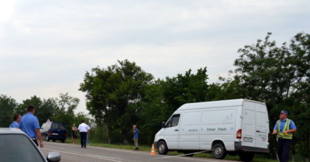 Хлопчик несподівано вискочив на дорогу перед мікроавтобусом