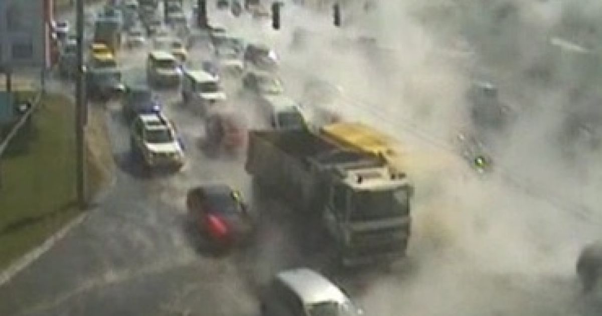 Автомобілі біля мосту Патона обливає окропом