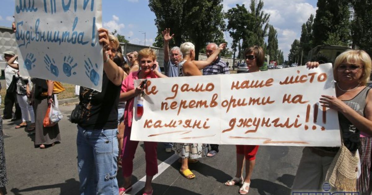 Люди борються за берізки