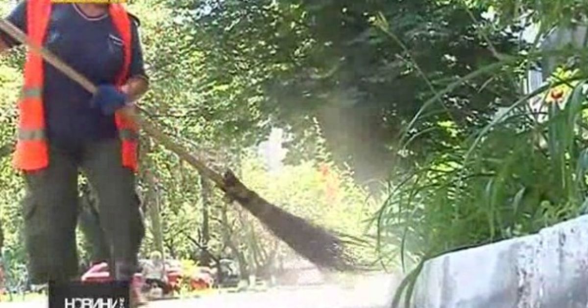 Люди прибирають і ремонтують, щоб заплатити борги за квартплатню