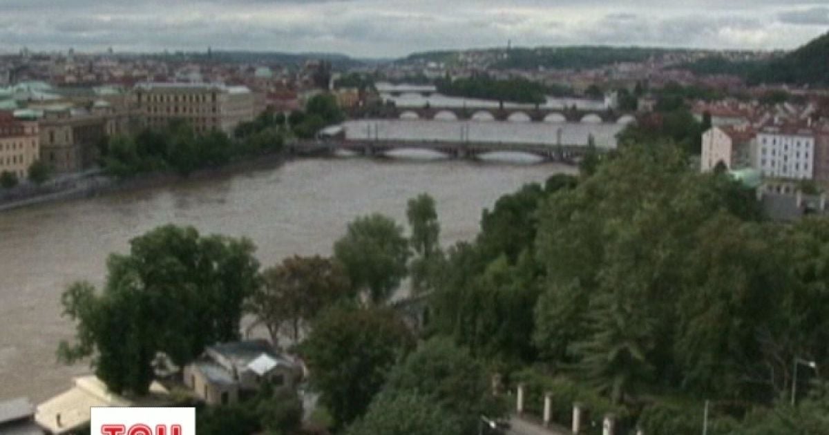 У Дрездені звичайні німці допомагають рятувальникам боротися із паводком