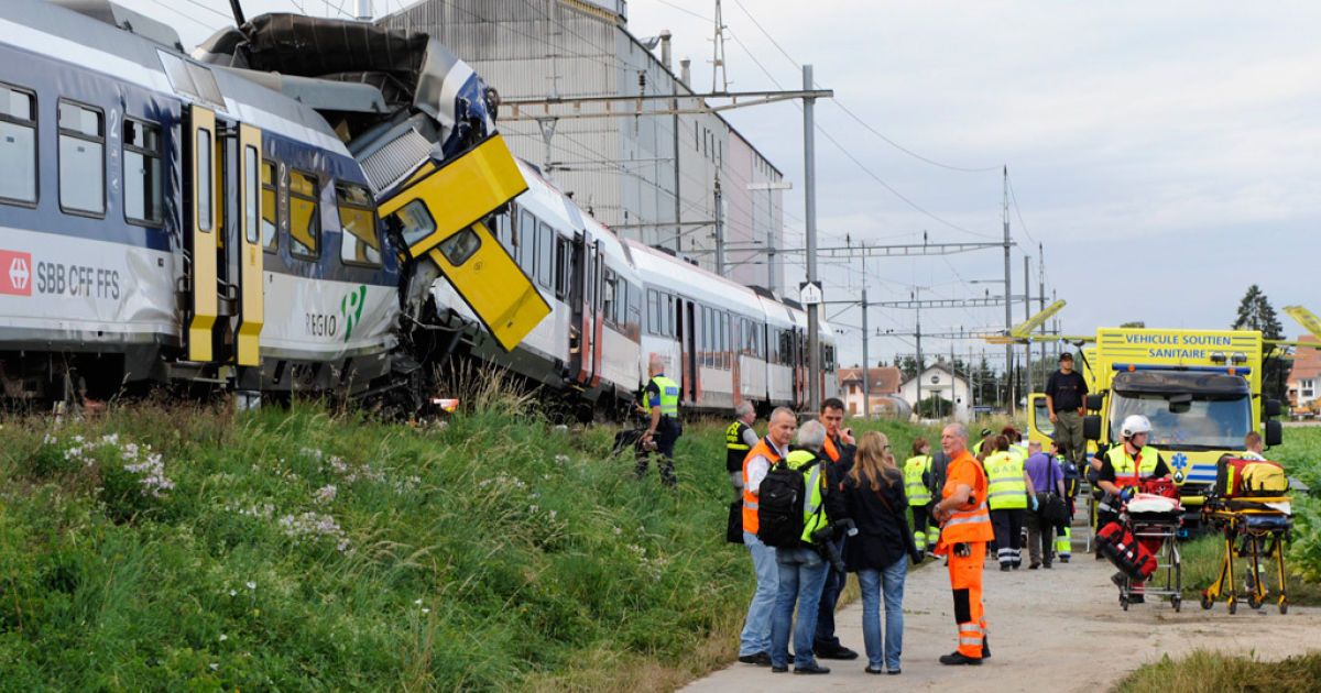 Рятівники досі не можуть дістатися до кабін машиністів
