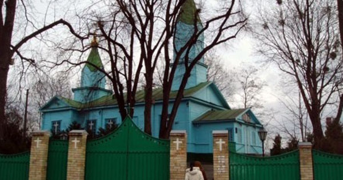 Чоловік почав розкидати речі в храмі
