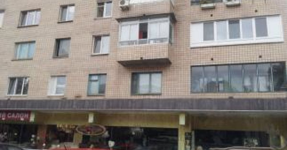 У Києві малюка з балкона намагався викинути лікар-псих