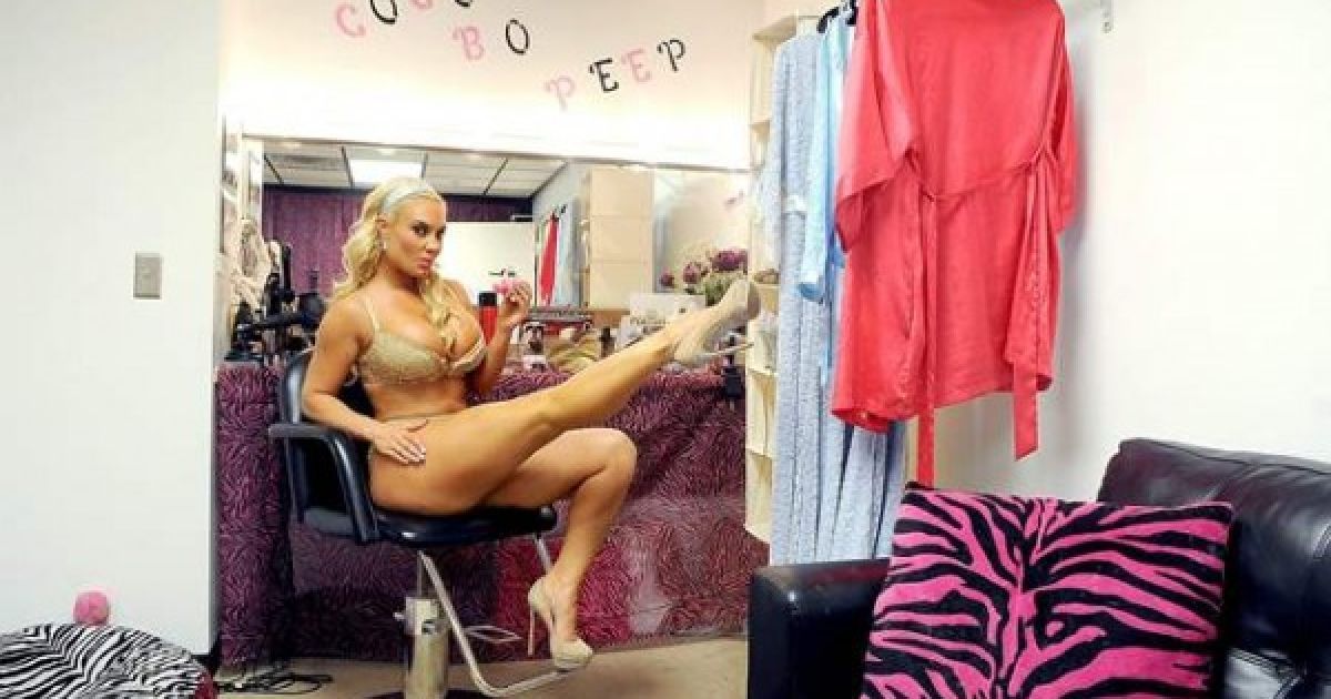 Коко Остін запросила фотографів до особистої гримерки