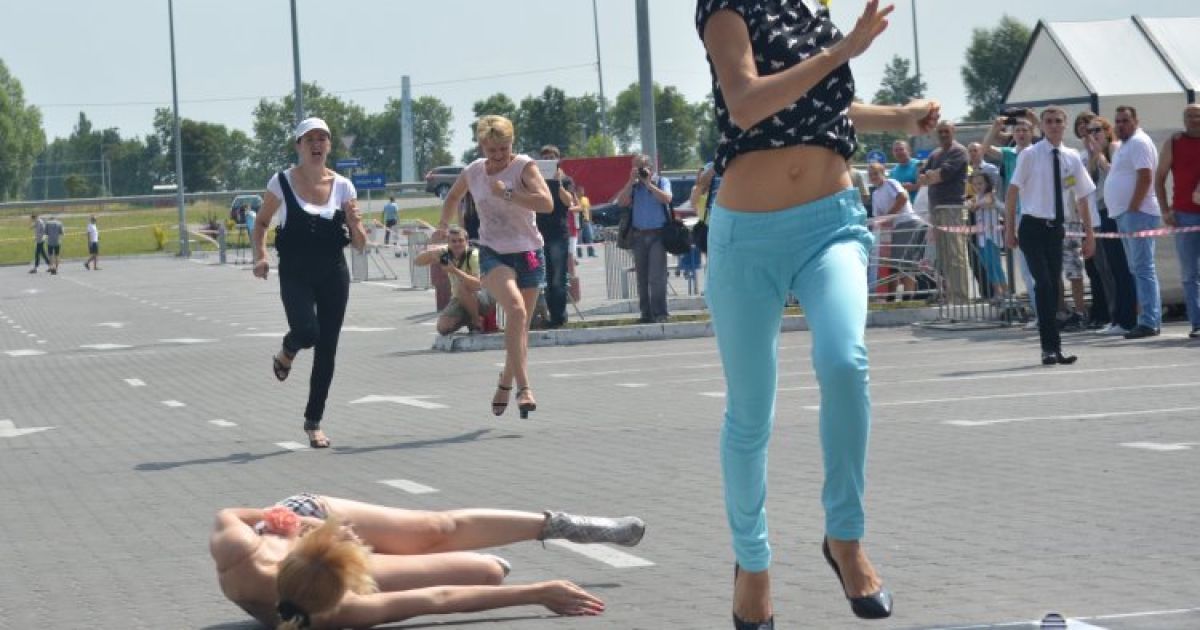 Дівчата та хлопці ганяли Львовом на височенних підборах / © УНІАН