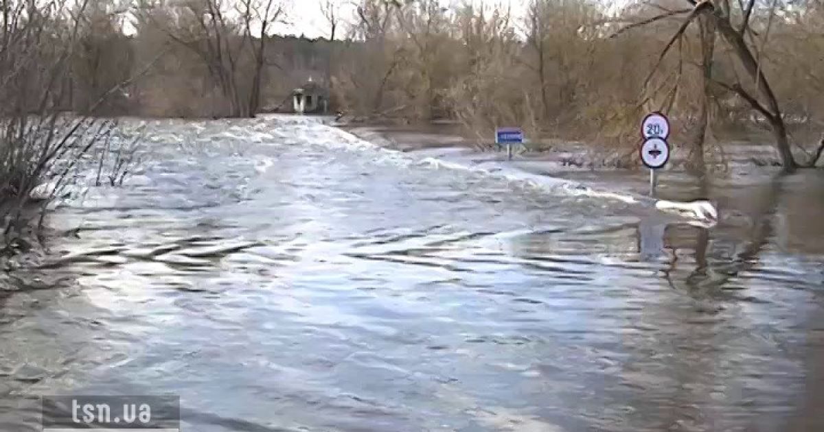 На мосту з води стирчать лише маківки дорожніх знаків