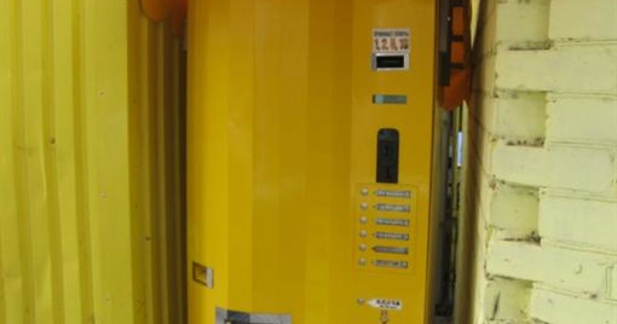 Автомат з газованою водою перетворили на горілчану наливайку.