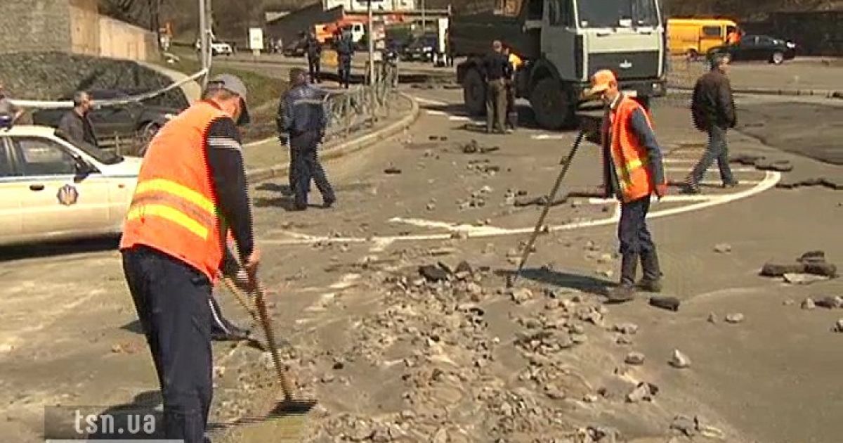 Величезну діру обіцяють залатати до завтра