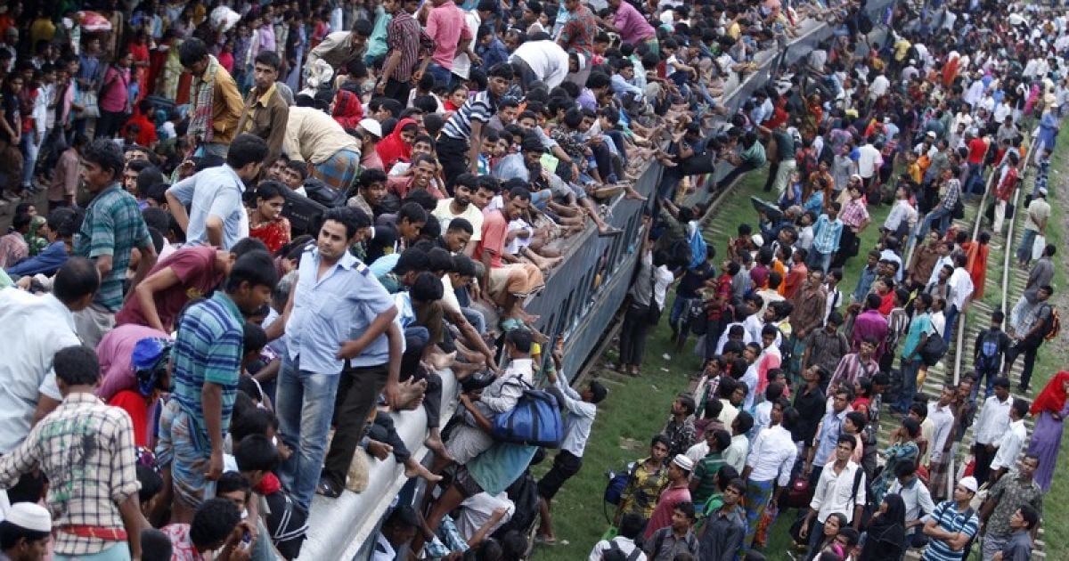 В Індії потяг збив людей