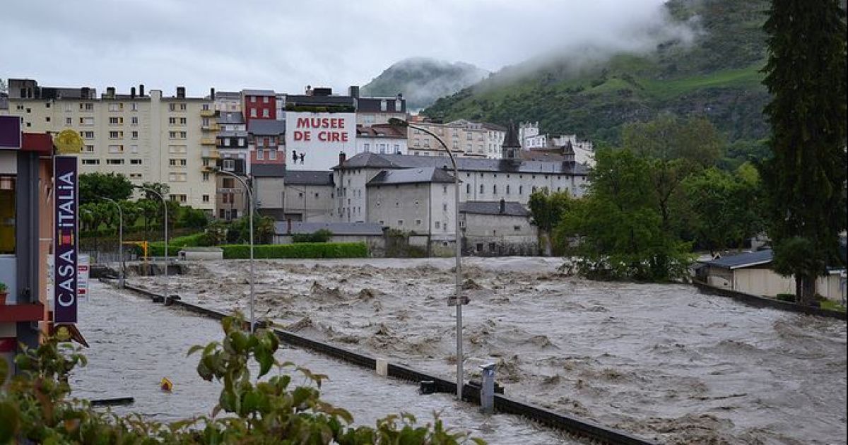 Сильні дощі спричинили повінь на південному заході Франції