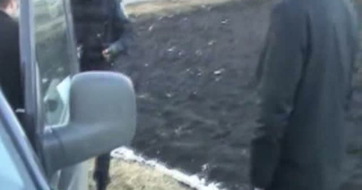 Правоохоронці під час обшуків грабують українців.