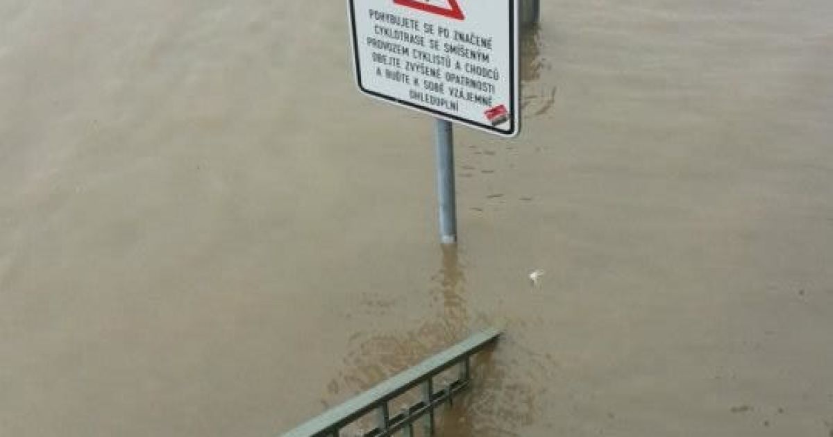У Чехії пік повені рушив на північ / © facebook.com/Miluju Prahu