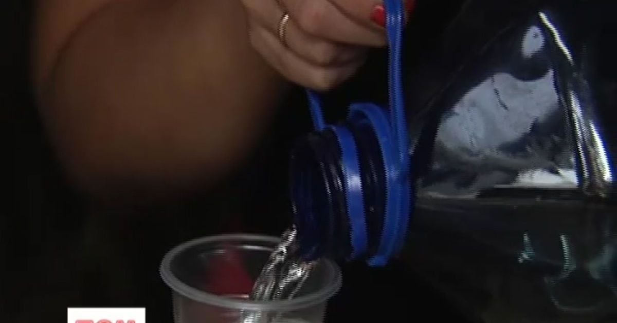 Киян поять кавою із води, набраної безхатьками зі шланга