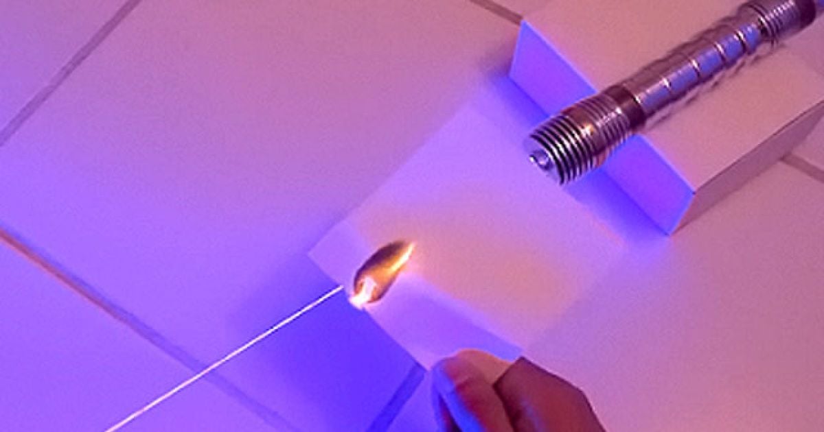 Американець зробив світловий меч.