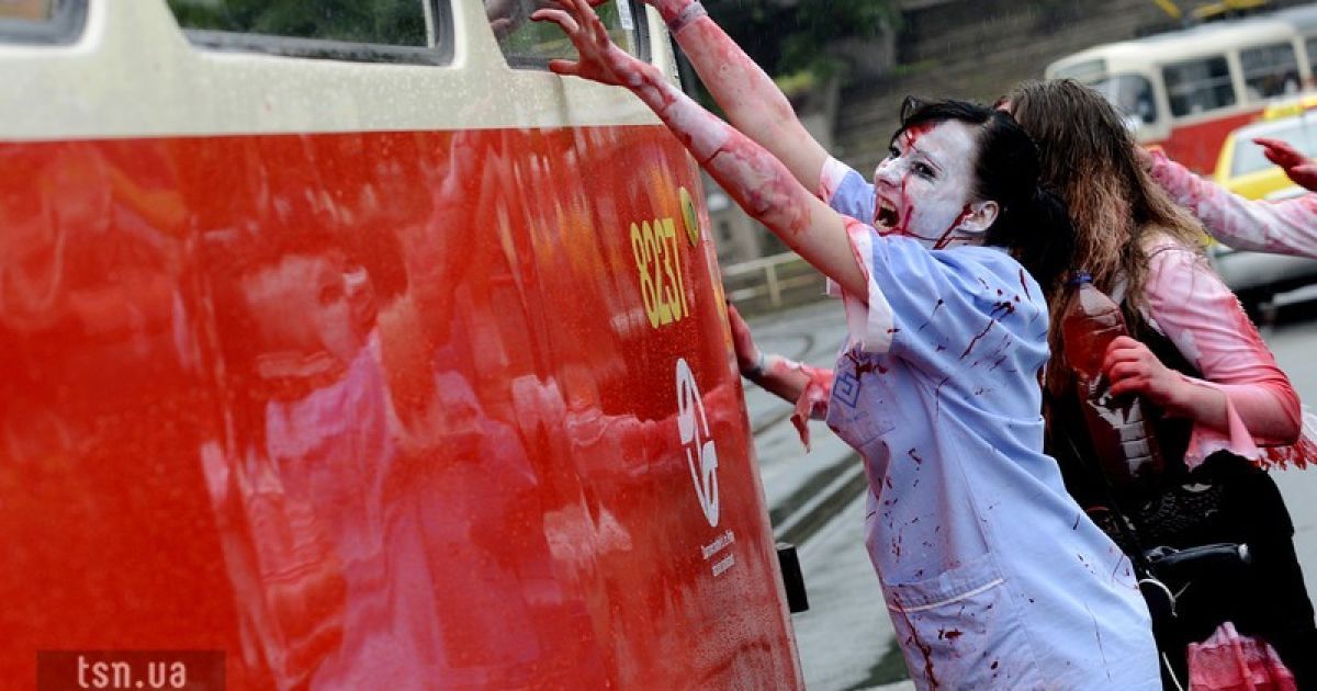 Злива не спинила зомбі-навалу у столиці Чехії / © Фото EPA/UPG