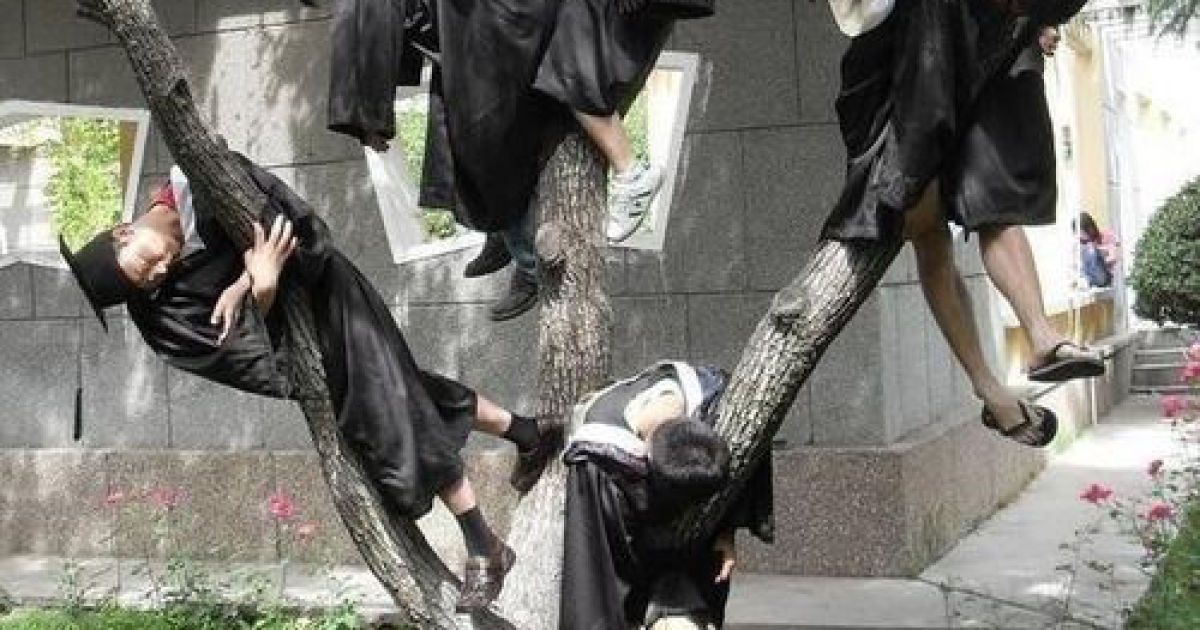 Китайські випускники влаштували оригінальну фотосесію / © Комсомольская правда