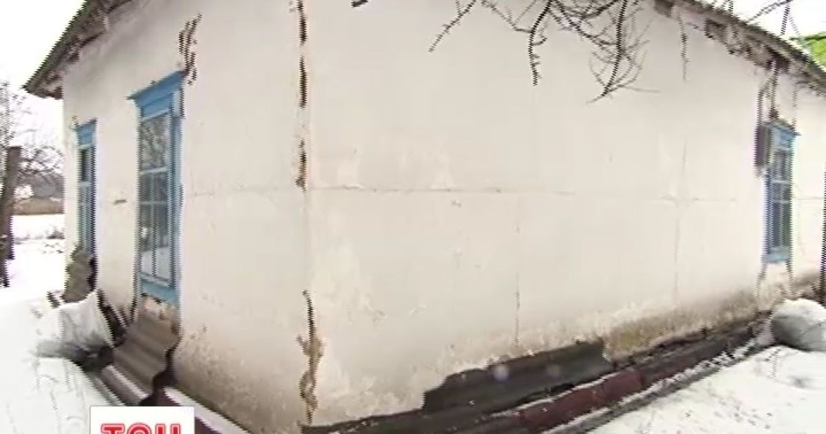 В селі на Київщині мешканців лякає хатина з привидами