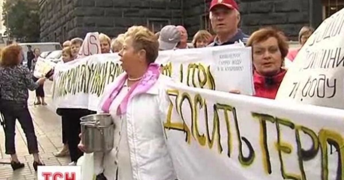 Люди вийшли на вулицю протестувати