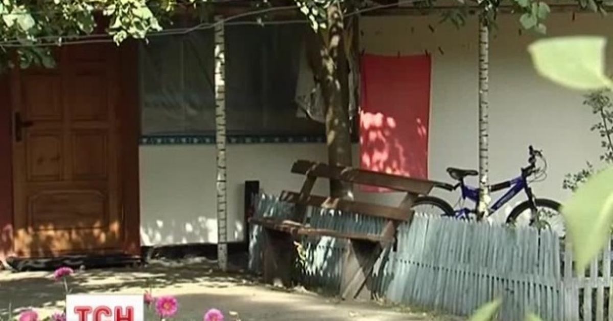 Людей виганяють із раю у лісі