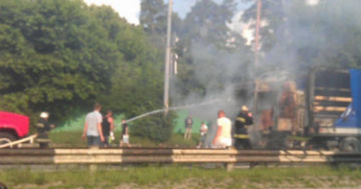 На Окружній дорозі у Києві згоріла вантажівка
