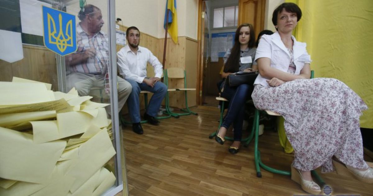 Незалежні спостерігачі на одній із виборчих дільниць Василькова / © УНІАН